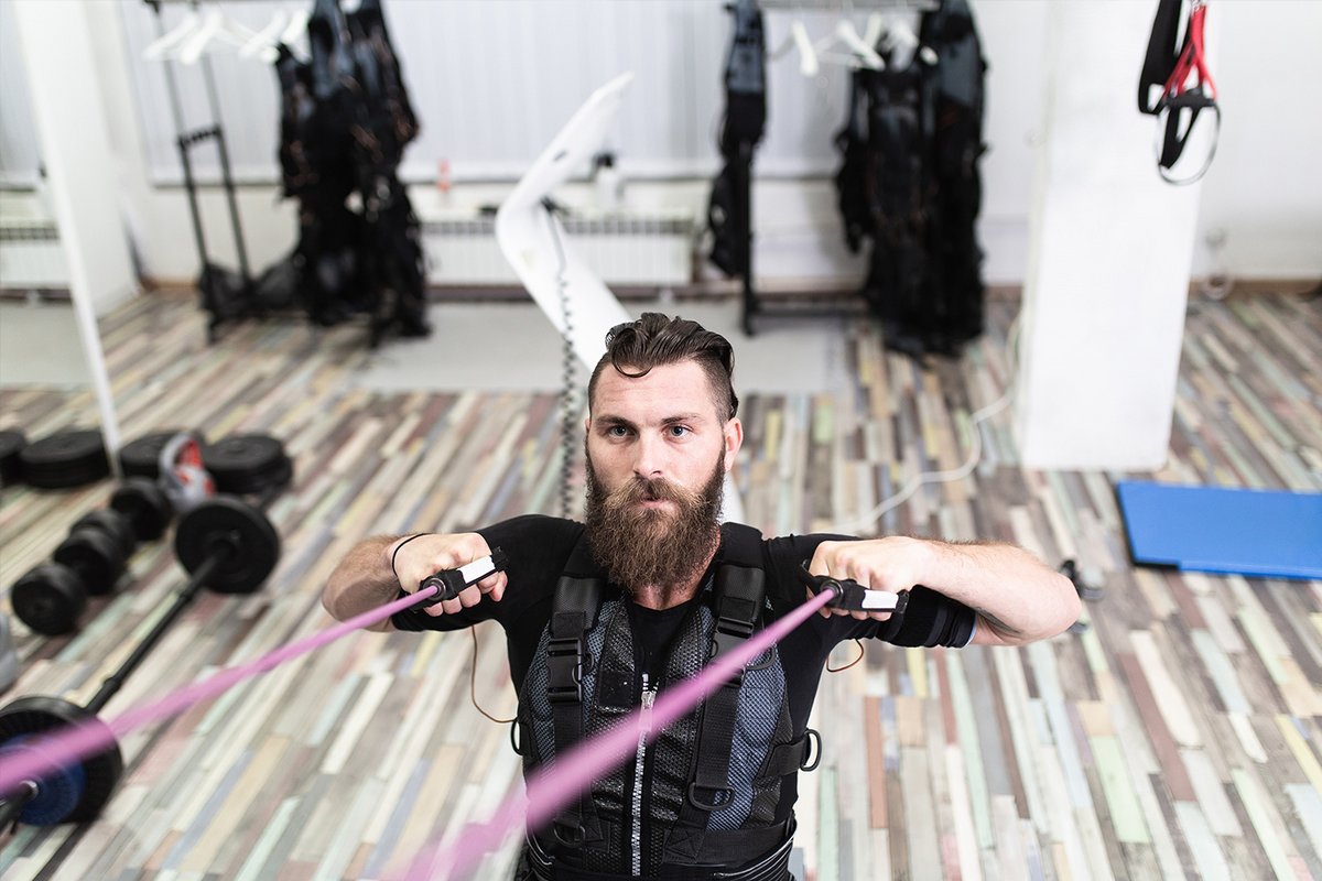 Ein Mann beim EMS-Training
