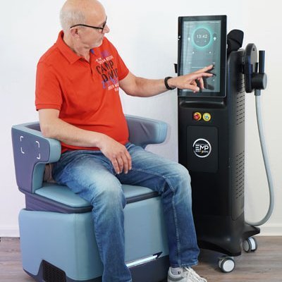 Ein Mann bei der EMP-Chair Behandlung