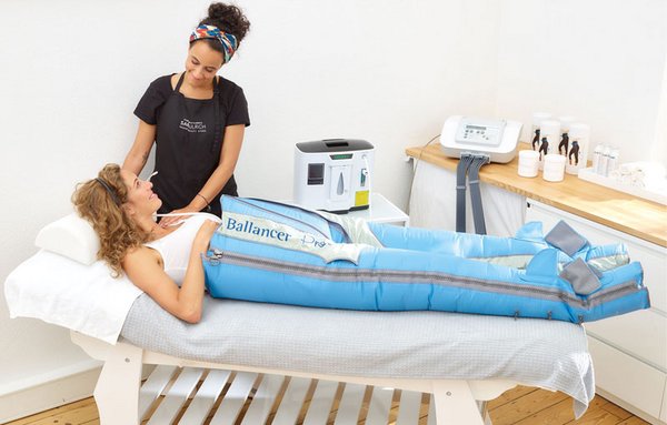 Frau ist glücklich durch die Ballancer Lymphdrainage 